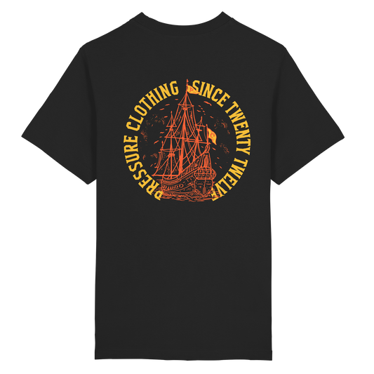 Vintage Segelschiff - Heavy Oversized Organic Shirt von Pressure Clothing mit maritimem Segelschiff-Design in Orange auf Schwarz