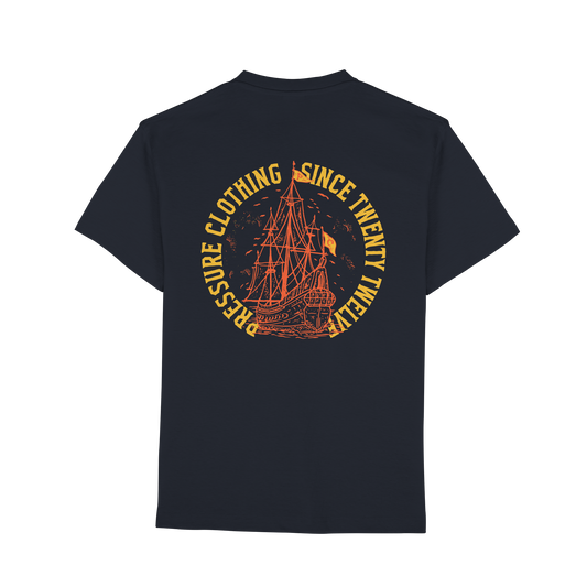 Vintage Segelschiff - Premium Classic T-Shirt von Pressure Clothing mit vintage Segelschiff-Motiv in orange auf dunkelblauem Stoff