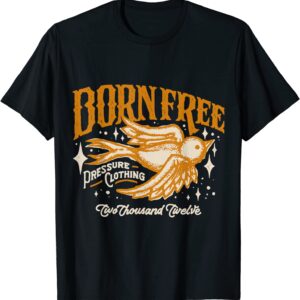 Mit dem Rock 'n' Roll Tattoo-Motiv einer Schwalbe und dem amerikanischen Statement "Born Free" verkörperst du den wilden und rebellischen Geist der Rock'n'Roll -Kultur. Dieses Kleidungsstück ist nicht nur ein Ausdruck von Persönlichkeit und Haltung, sondern auch ein Statement an die Welt, dass du deine eigenen Regeln machst und deine Freiheit und Unabhängigkeit zelebrierst. 